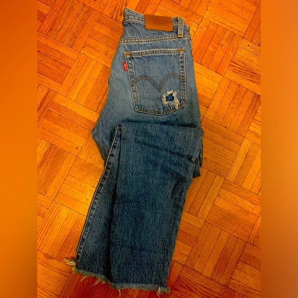 Levi’s Wedgie Jeans. Distressed. Unfinished hem. Women’s size 26 - Picture 2 of 3